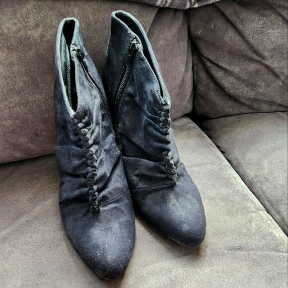 Size 7 black booties ruched scrunched heels side zipper suede spring brand preow - Picture 3 of 17